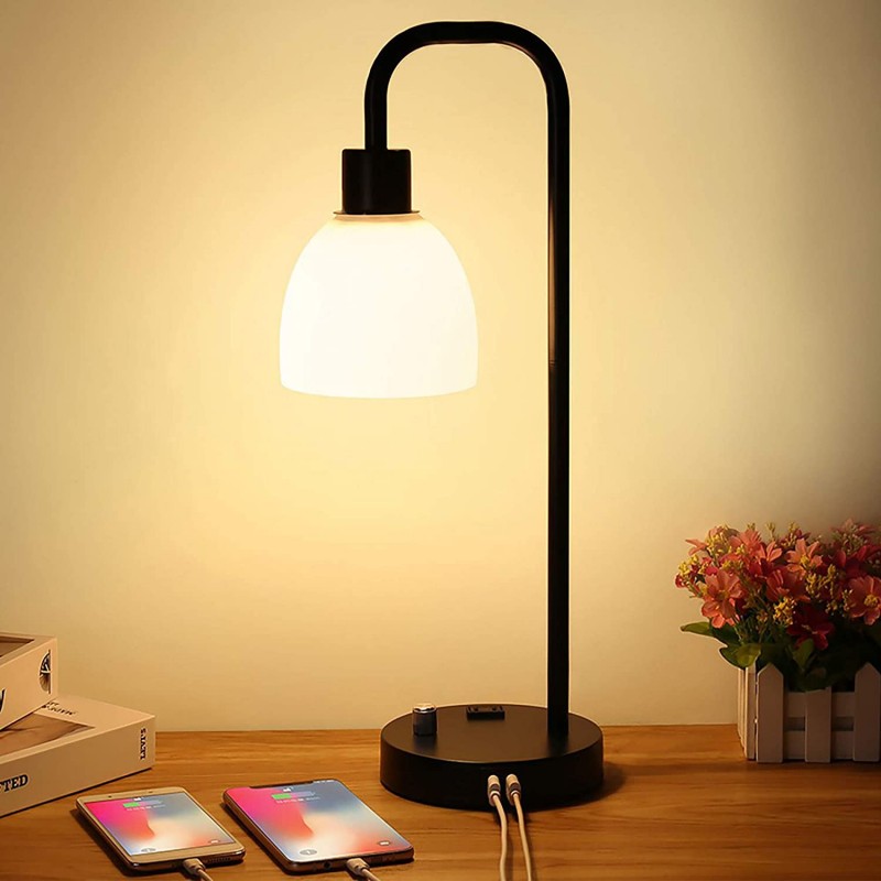 Zermurd Lámpara de mesa industrial, lámpara de noche moderna regulable continua con dos puertos USB y salida de CA Pantalla de vidrio opalino Lámpara de mesita de noche vintage negra para dormitorio, sala de estar, oficina, bombilla de 7 W incluida